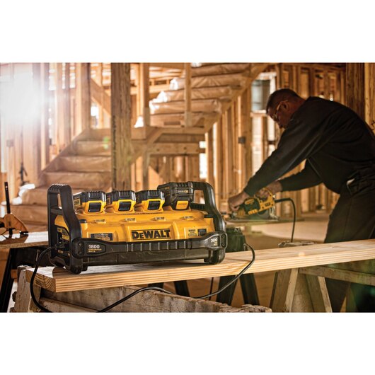 POWER STATION W/ 4 BATTERY INVERTER DEWALT