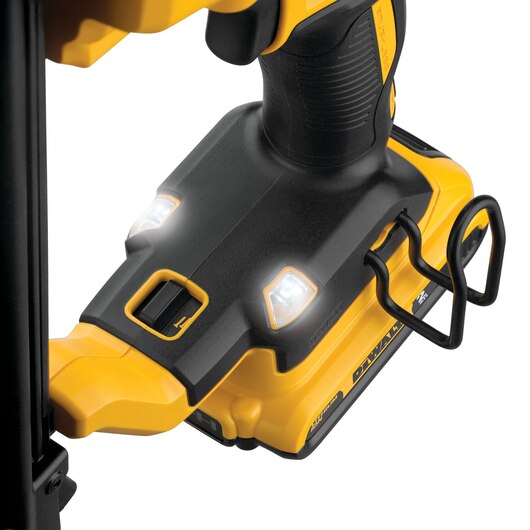 BRAD NAILER 18 GAUGE W/2.0 AH BATTERY DEWALT