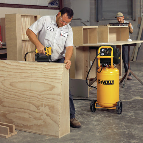 COMPRESSOR VERTICAL 15G 200PSI 1.6HP DEWALT