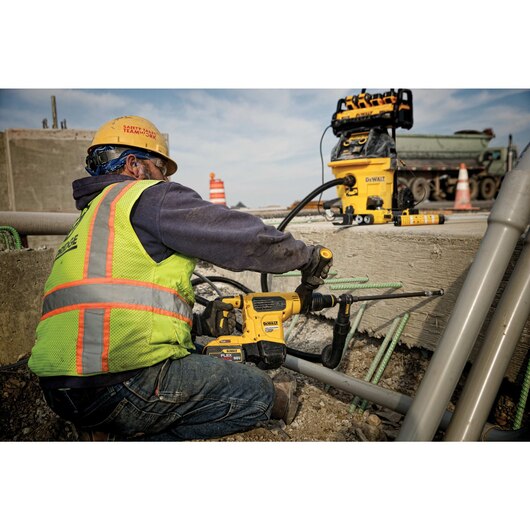 POWER STATION W/ 4 BATTERY INVERTER DEWALT