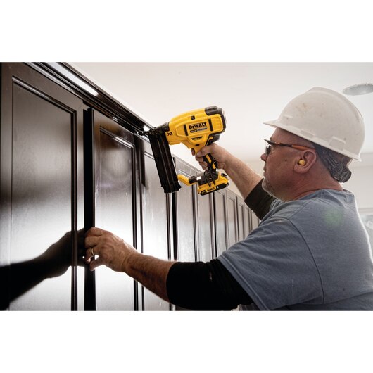 BRAD NAILER 18 GAUGE W/2.0 AH BATTERY DEWALT