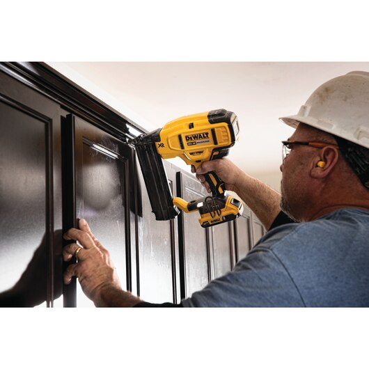 BRAD NAILER 18 GAUGE W/2.0 AH BATTERY DEWALT