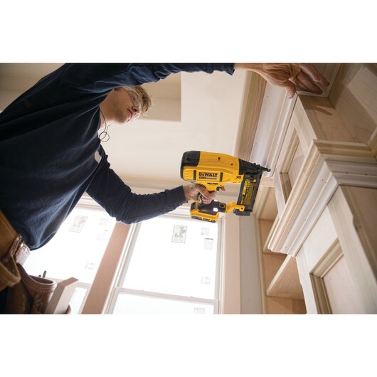 BRAD NAILER 18 GAUGE W/2.0 AH BATTERY DEWALT