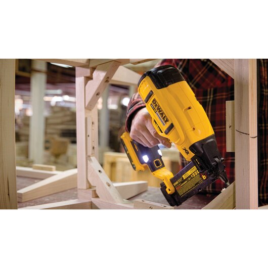 BRAD NAILER 18 GAUGE W/2.0 AH BATTERY DEWALT