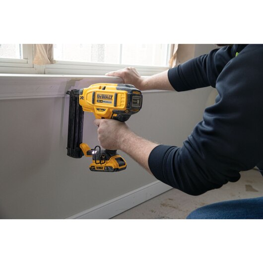 BRAD NAILER 18 GAUGE W/2.0 AH BATTERY DEWALT