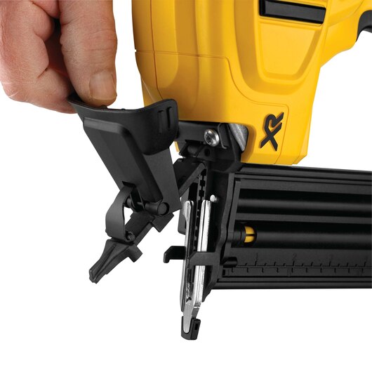 BRAD NAILER 18 GAUGE W/2.0 AH BATTERY DEWALT