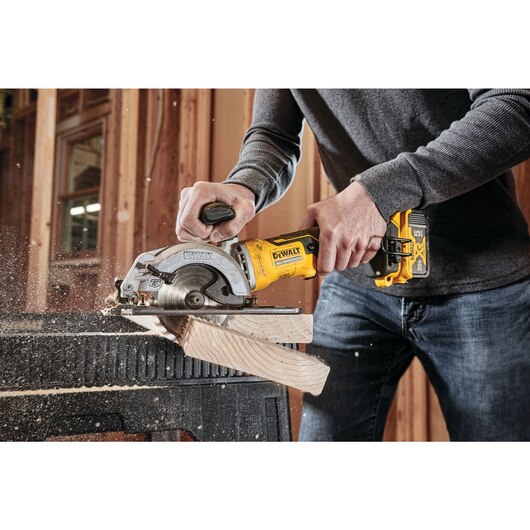 CIRCULAR SAW 4-1/2" 20V ATOMIC (TOOL ONLY) DEWALT